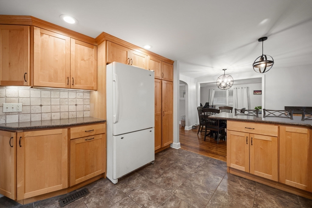 212 Emerson Street Springfield, MA 01118 - Photo 3 of 38 Gallery Image 3