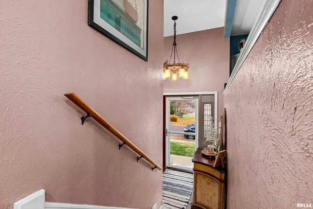 $279,900 | 2116 Wildwood Drive, Pekin, IL 61554