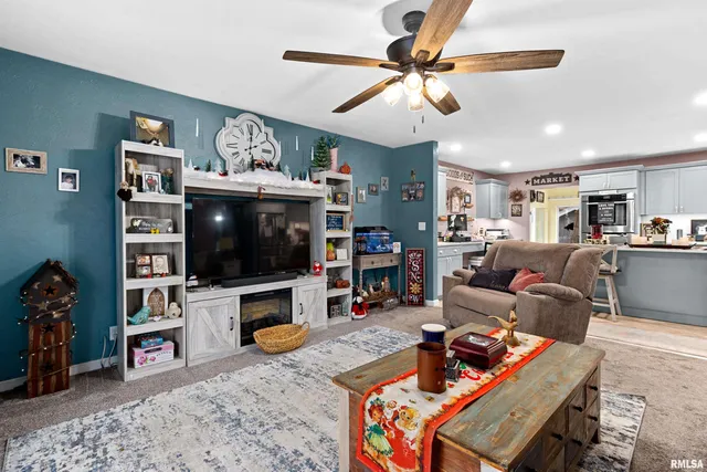 $279,900 | 2116 Wildwood Drive, Pekin, IL 61554