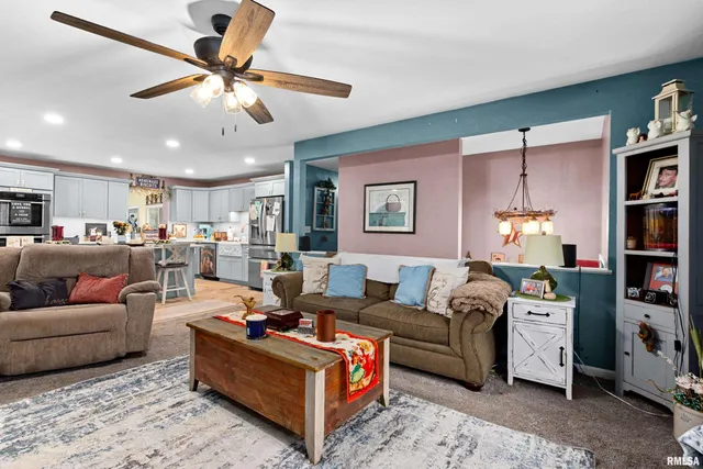 $279,900 | 2116 Wildwood Drive, Pekin, IL 61554