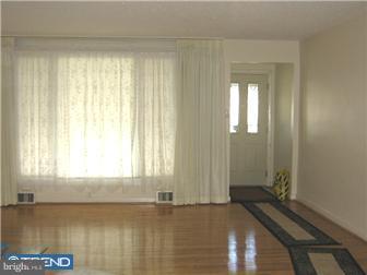 7432 Rhoads Street Philadelphia, PA 19151 - Photo 2 of 9 Foyer