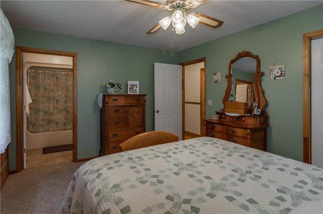 231 Hurt Road Hendersonville, TN 37075 - Photo 8 of 18 Master Bedroom Suite with Full Bathroom