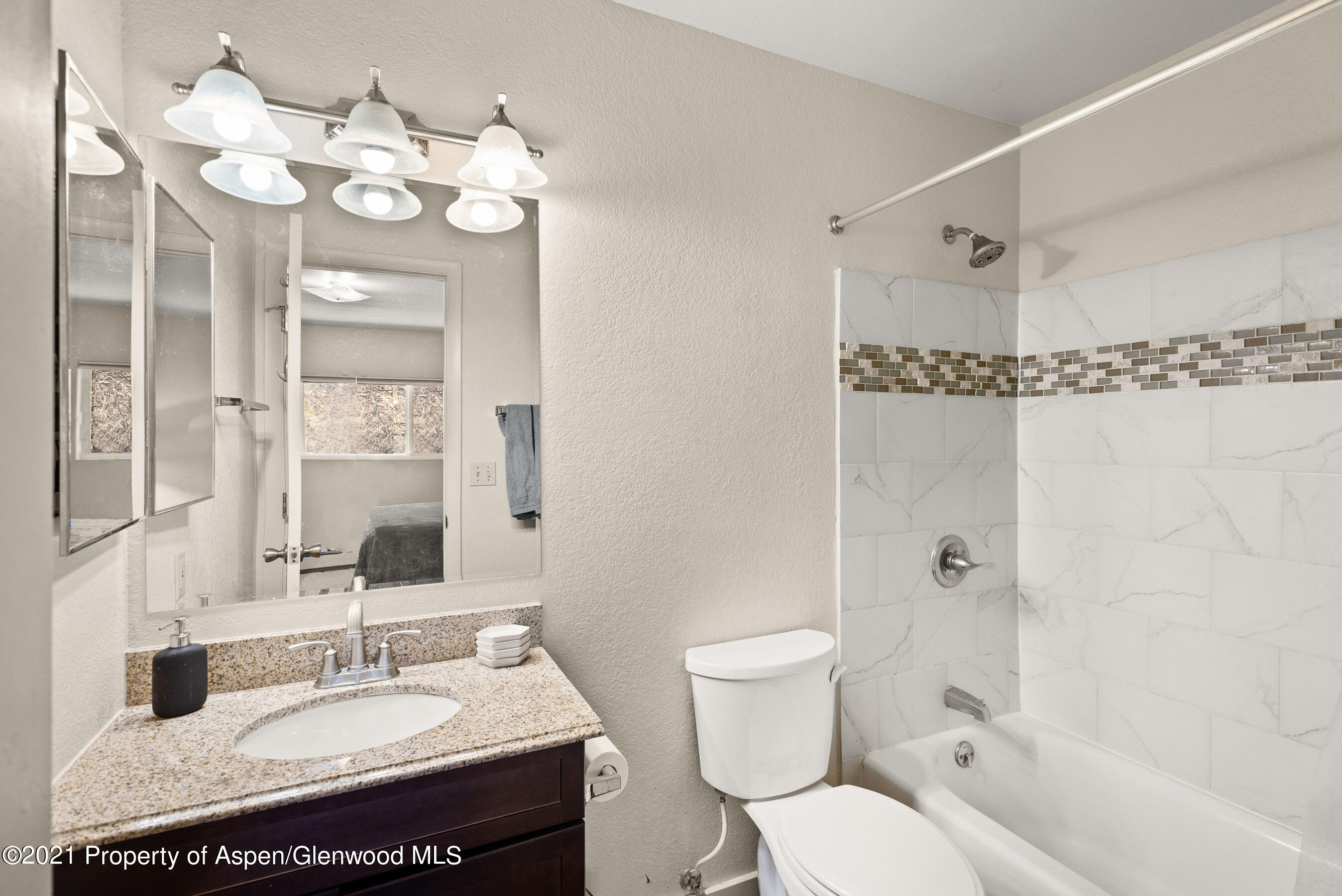 291 Park Avenue, Unit J4 Basalt, CO 81621 - Photo 8 of 12 291 bath 1