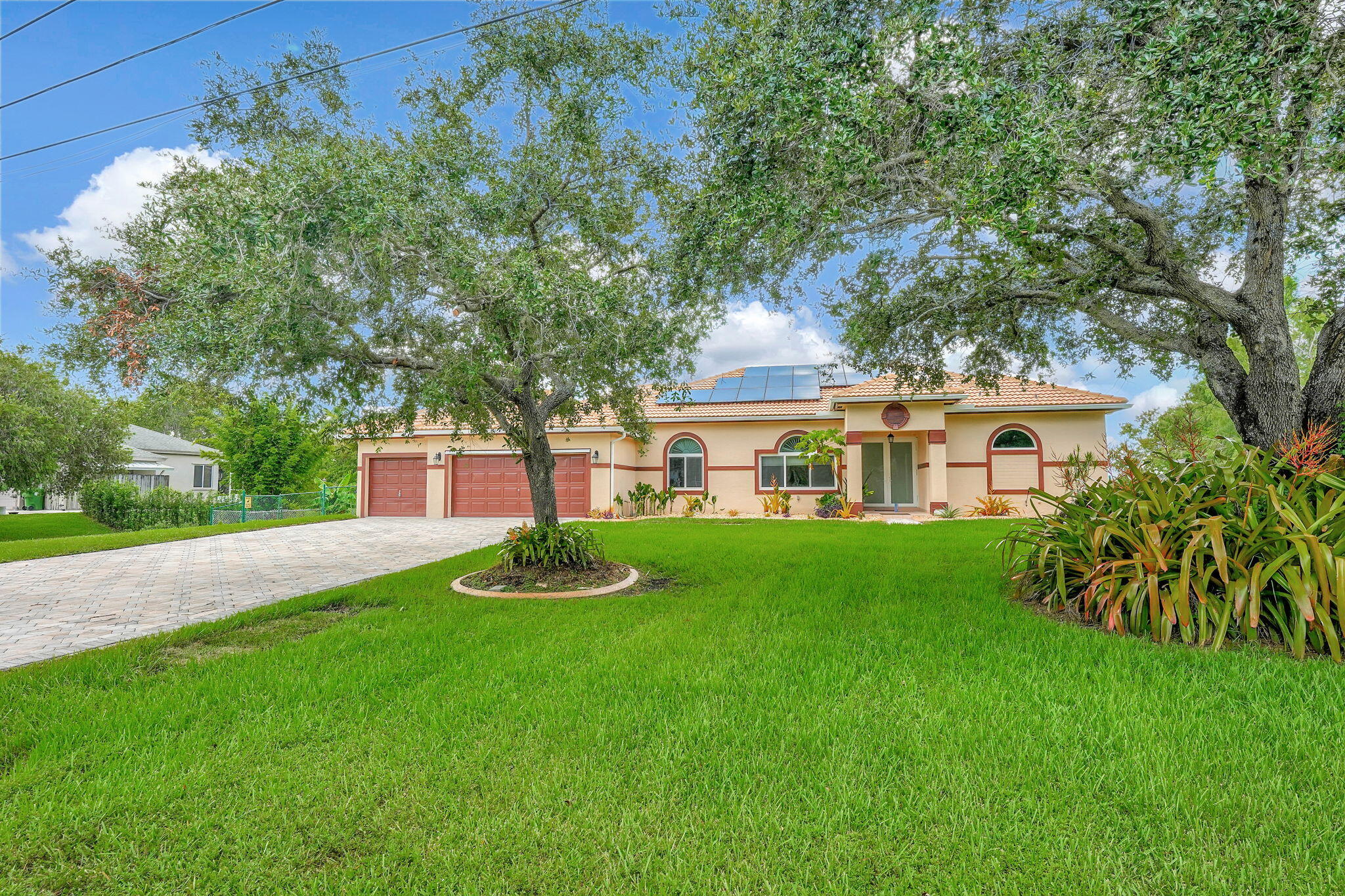 5521 Southwest 199th Avenue Southwest Ranches, FL 33332 - Photo 3 of 57 3-web-or-mls-DSC01574