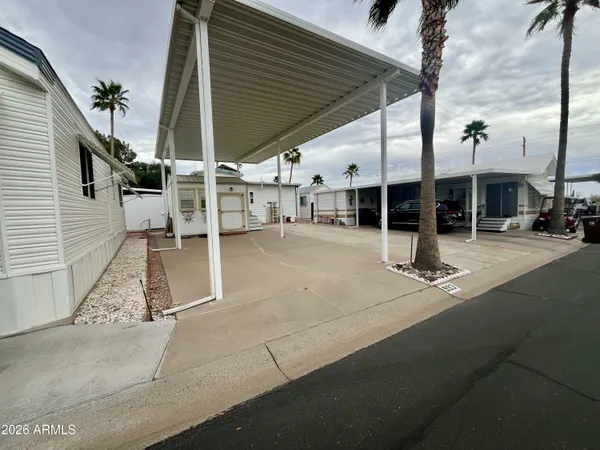 a view of a house with backyard