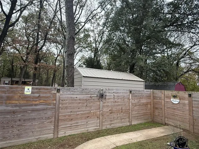 a view of a backyard