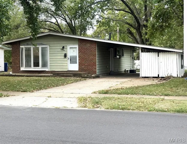 $1,595 | 810 Manresa Lane, Florissant, MO 63031