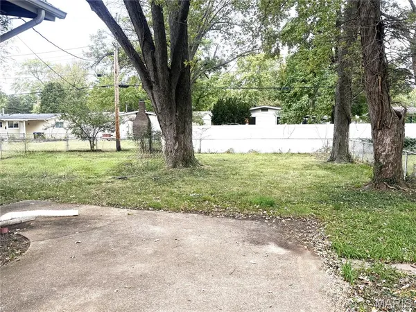 $1,595 | 810 Manresa Lane, Florissant, MO 63031