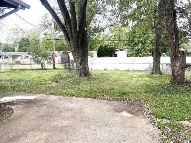 $1,595 | 810 Manresa Lane, Florissant, MO 63031