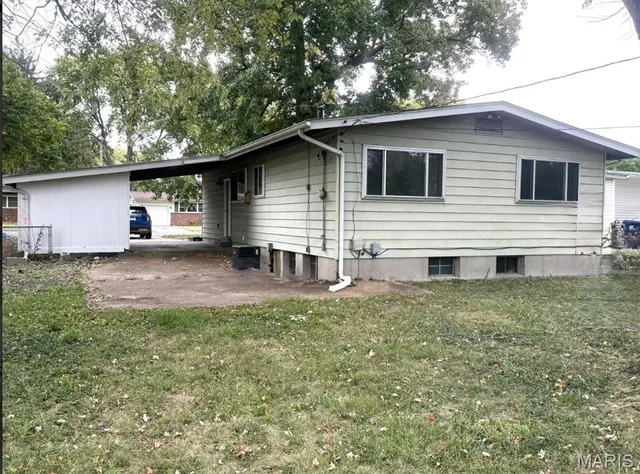 $1,595 | 810 Manresa Lane, Florissant, MO 63031