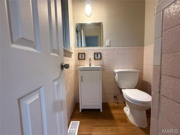 $1,595 | 810 Manresa Lane, Florissant, MO 63031