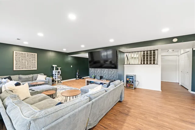 $349,999 | 8918 Clearview Drive, Orland Park, IL 60462