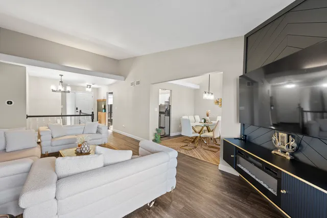 $349,999 | 8918 Clearview Drive, Orland Park, IL 60462