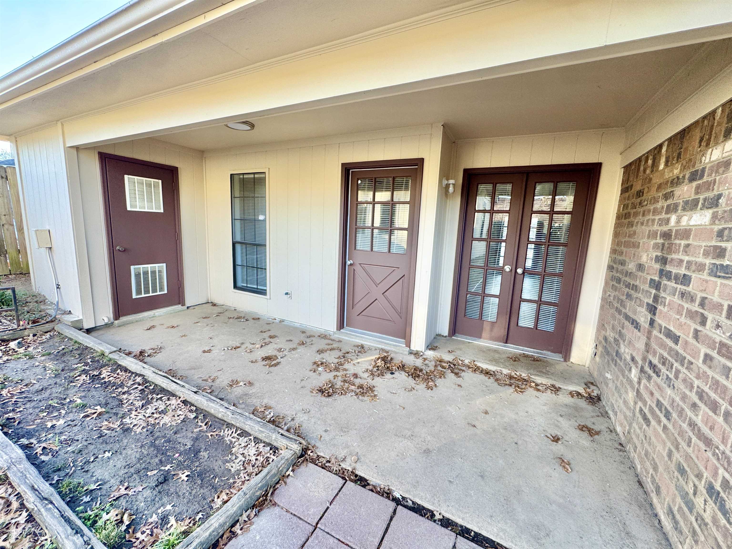 3334 Snow Ridge Cove Memphis, TN 38115 - Photo 33 of 38 a view of a livingroom with a bedroom and front door