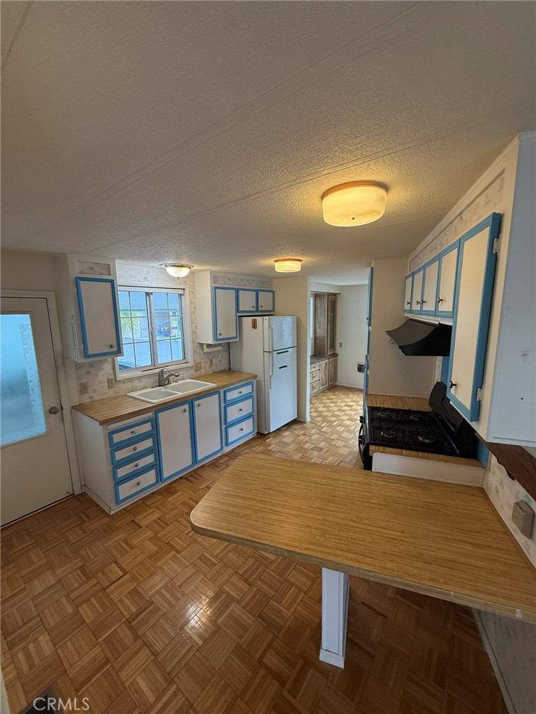 6508 Easy Street, Unit T Carlsbad, CA 92011 - Photo 5 of 19 a large bedroom with a bed and furniture