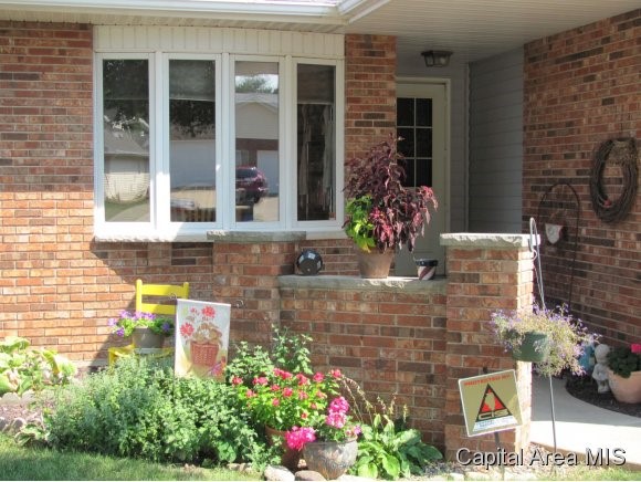 206 Astoria Road Springfield, IL 62704 - Photo 2 of 18