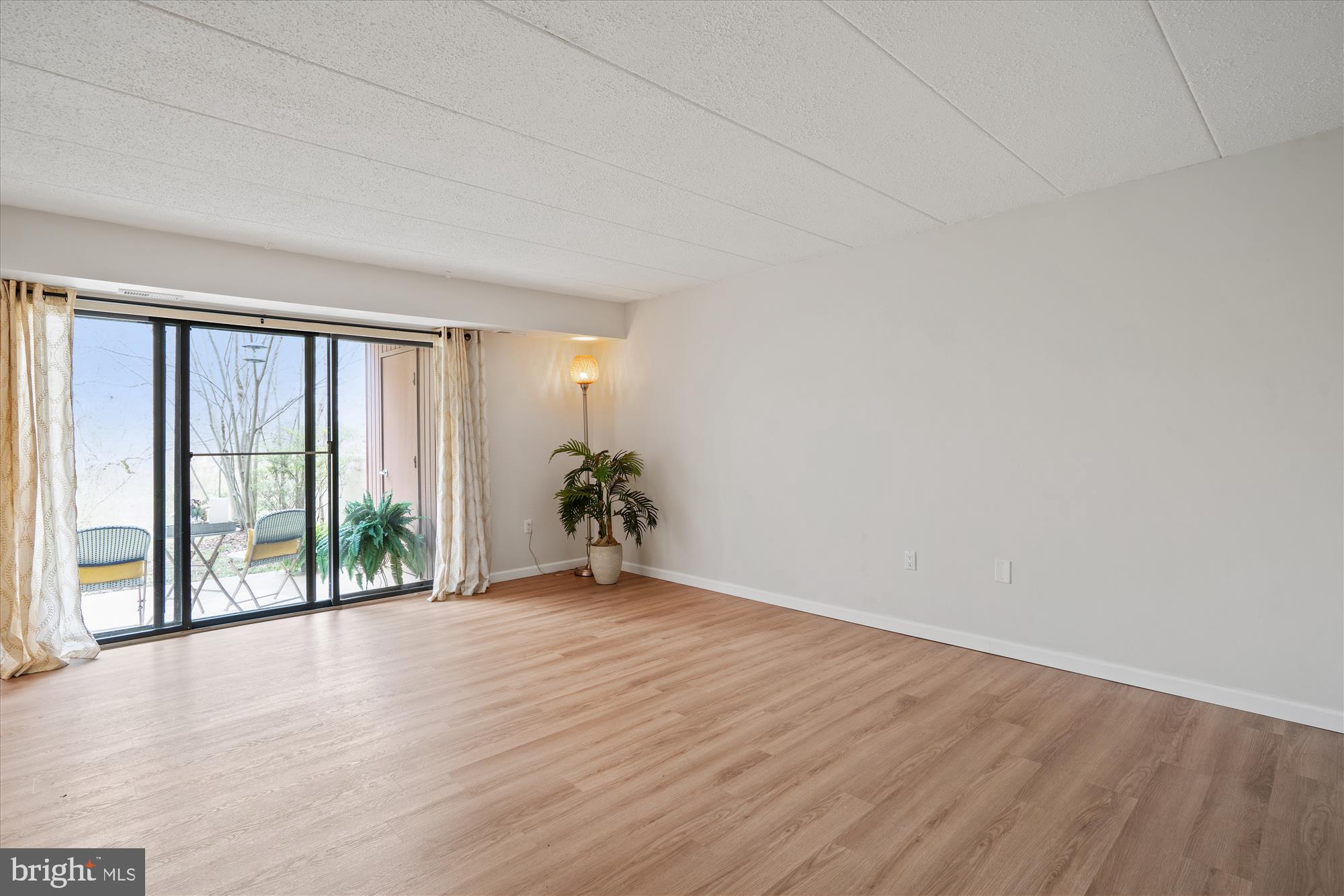 5667 Harpers Farm Road, Unit B Columbia, MD 21044 - Photo 8 of 41 Living Room