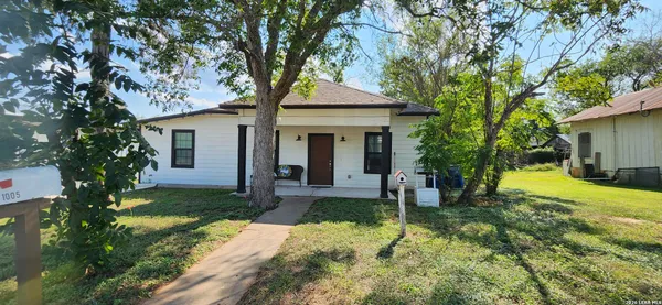 $1,600 | 1005 3rd Street, Floresville, TX 78114