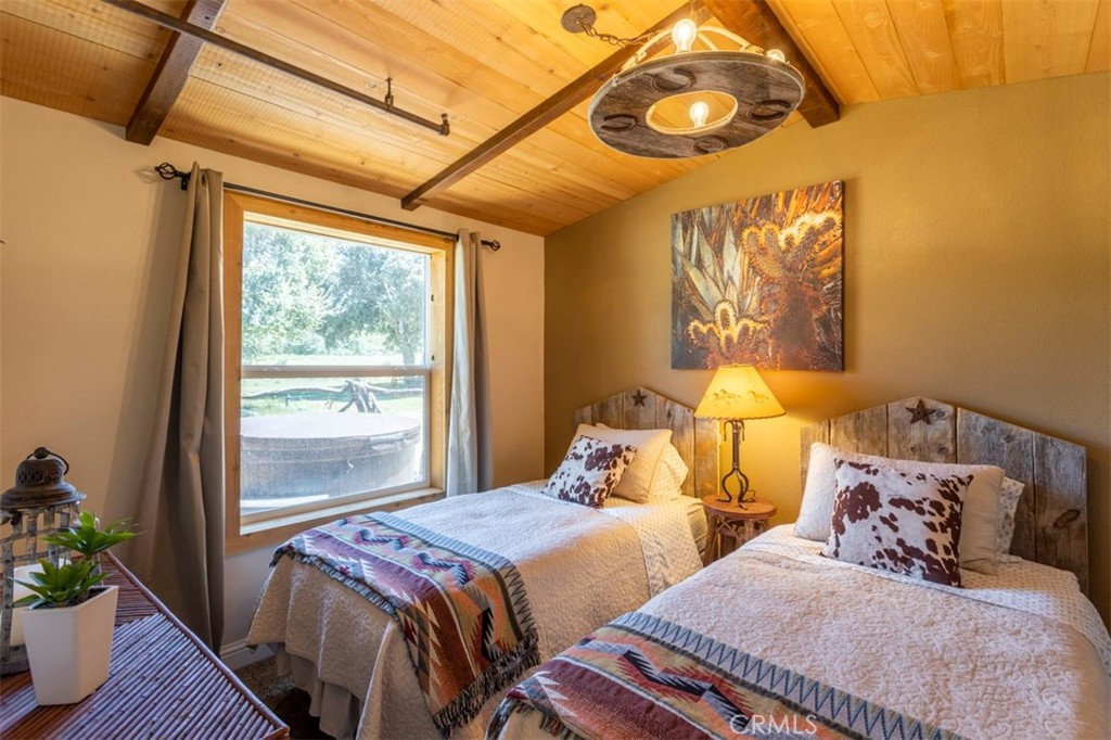 30415 Chihuahua Valley Road Warner Springs, CA 92086 - Photo 11 of 75 a bedroom with two beds and a potted plant