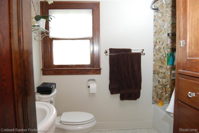 121 Base Line Road Northville, MI 48167 - Photo 9 of 12 121 2ND FLOOR BATHROOM