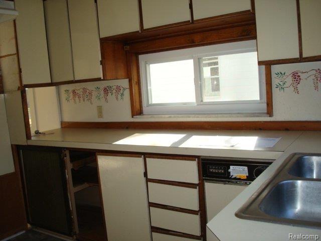 1803 Manse Road Waterford, MI 48328 - Photo 4 of 8 Kitchen.JPG
