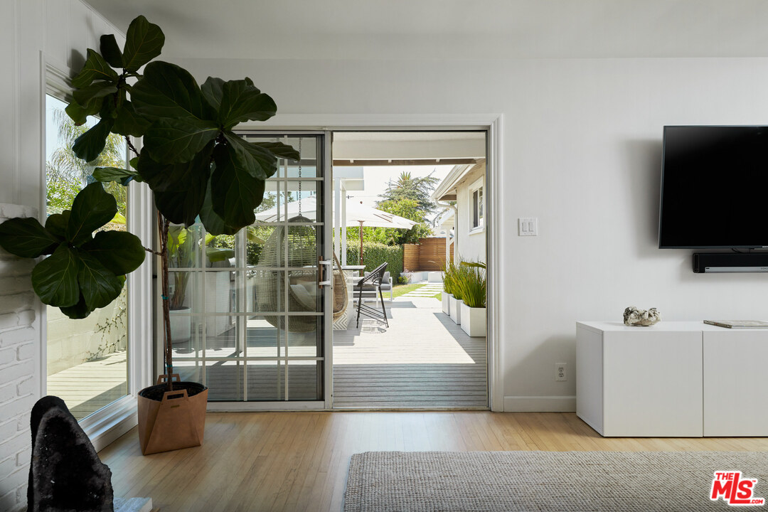 6265 Van Noord Avenue Van Nuys, CA 91401 - Photo 19 of 27