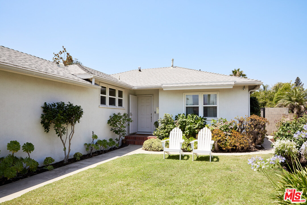 6265 Van Noord Avenue Van Nuys, CA 91401 - Photo 3 of 27