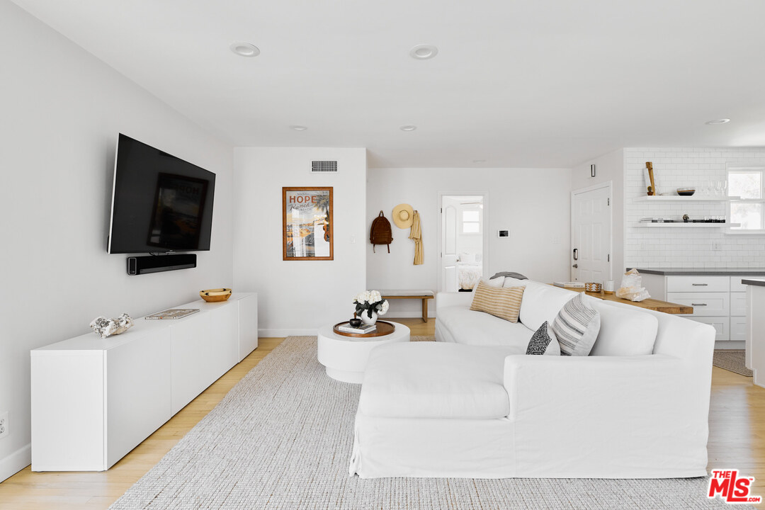 6265 Van Noord Avenue Van Nuys, CA 91401 - Photo 8 of 27