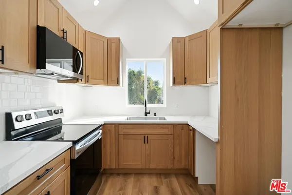 $1,899 | 607 East Fairview Boulevard, Unit B, Inglewood, CA 90302