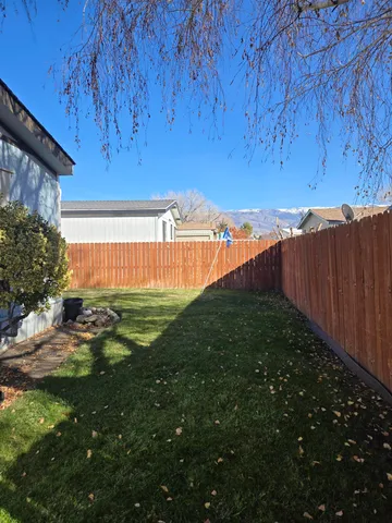 a view of a backyard