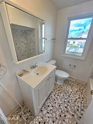 $2,400 | 19 Commodore Street, Unit A, Colonie, NY 12205