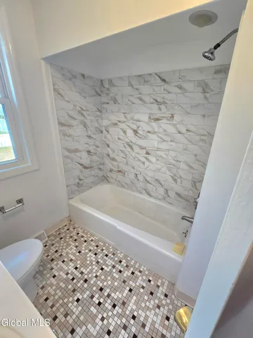 $2,400 | 19 Commodore Street, Unit A, Colonie, NY 12205