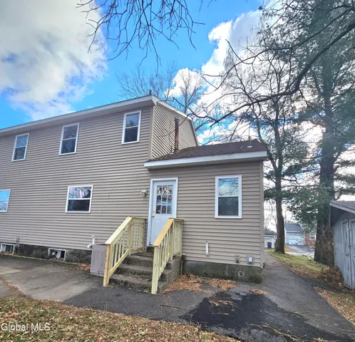 $2,400 | 19 Commodore Street, Unit A, Colonie, NY 12205