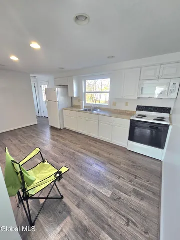 $2,400 | 19 Commodore Street, Unit A, Colonie, NY 12205