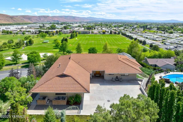 $849,900 | 1011 North 42nd Place, Yakima, WA 98908