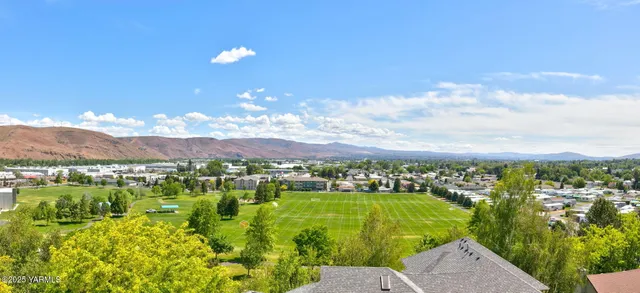 $849,900 | 1011 North 42nd Place, Yakima, WA 98908
