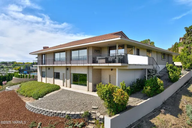 $849,900 | 1011 North 42nd Place, Yakima, WA 98908