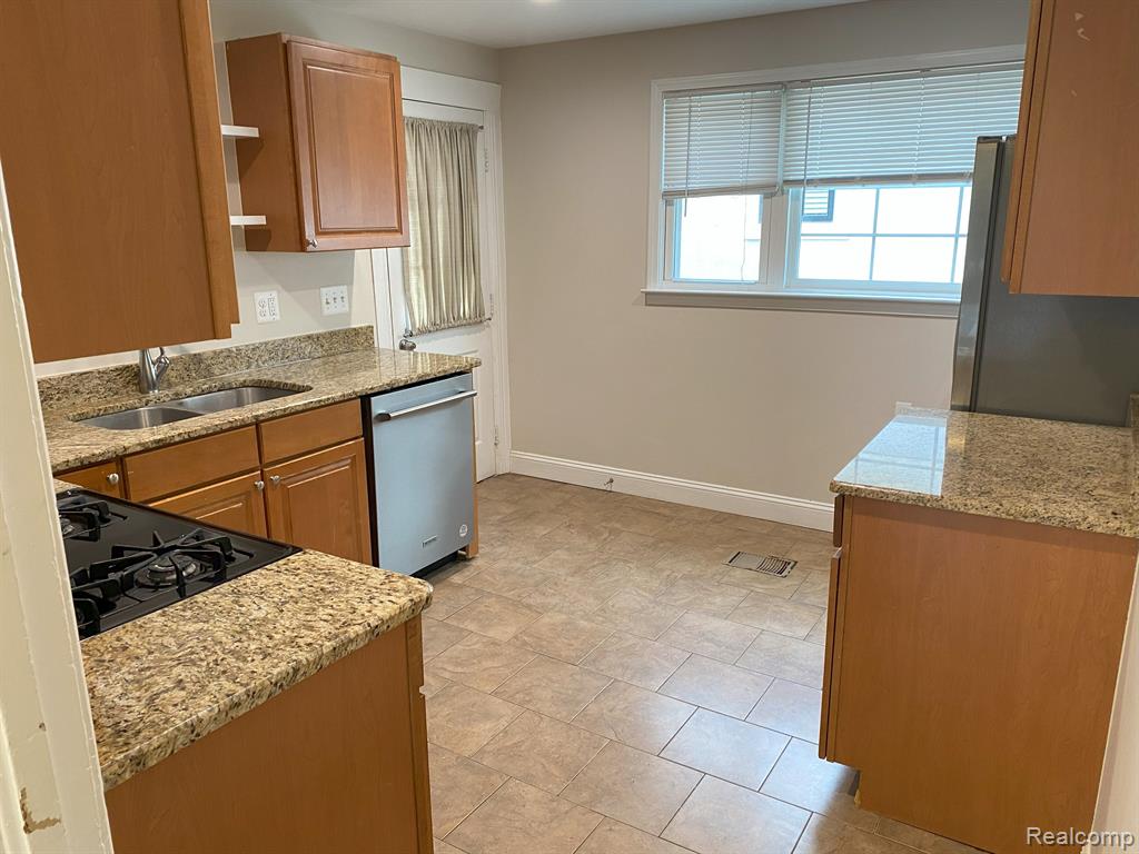 319 Oak Street Rochester, MI 48307 - Photo 8 of 26