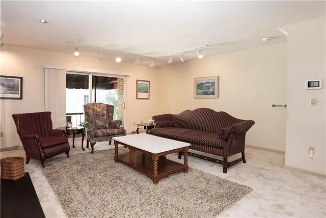 $2,200 | 804 Fairways Drive, Oakmont, PA 15139