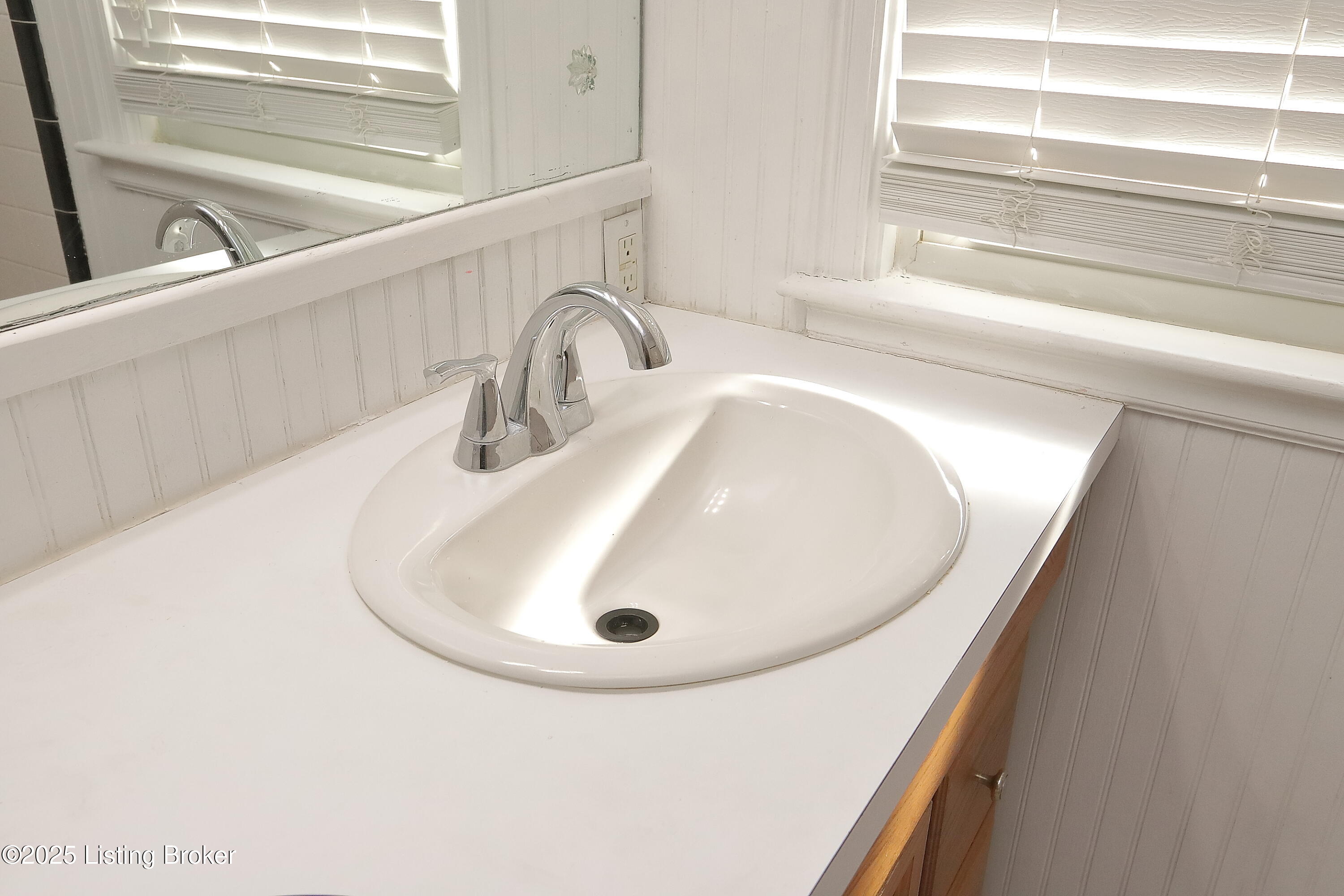 4143 Dover Road Louisville, KY 40216 - Photo 31 of 59 Full Bath