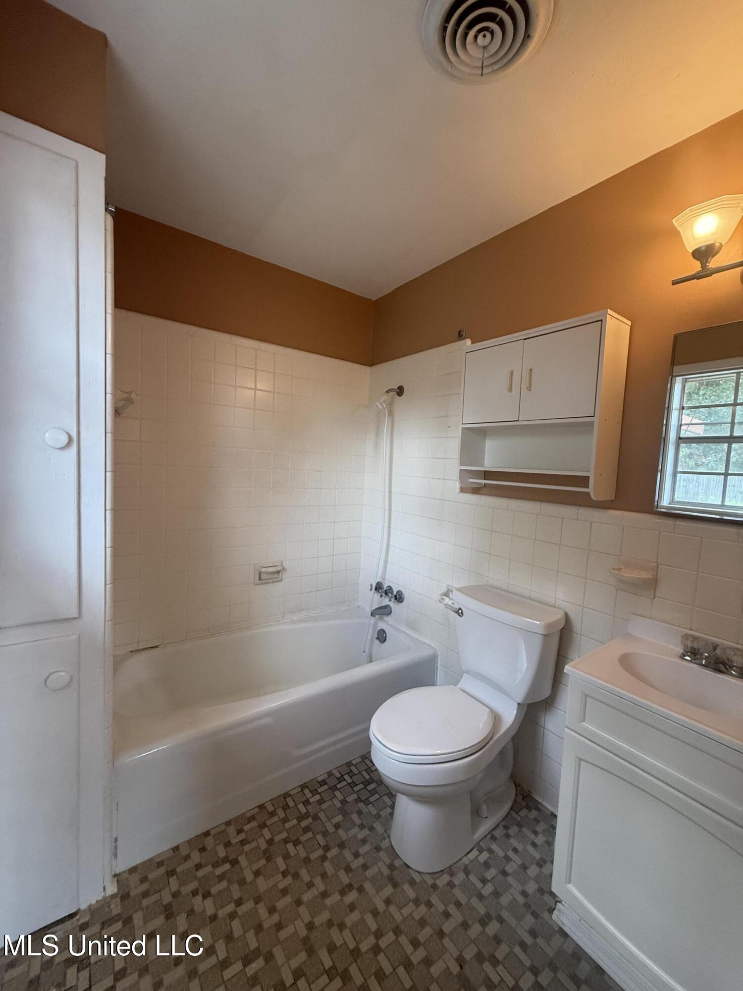 104 MacGregor Way Natchez, MS 39120 - Photo 9 of 31 IMG_4040