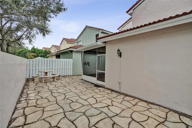 a view of a backyard