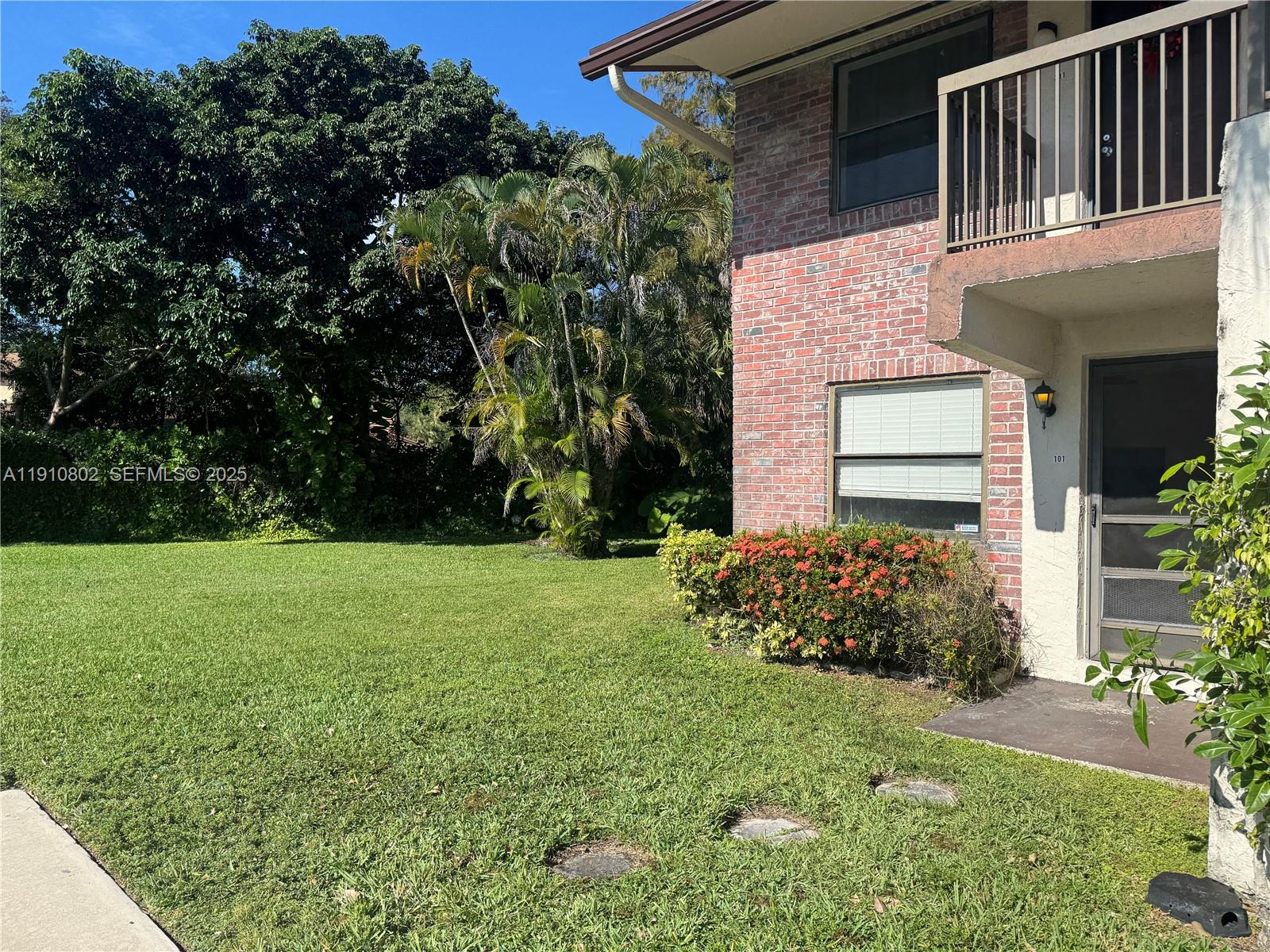 6031 Shaker Wood Circle, Unit 101 Tamarac, FL 33319 - Photo 2 of 28 a backyard of a house with lots of green space