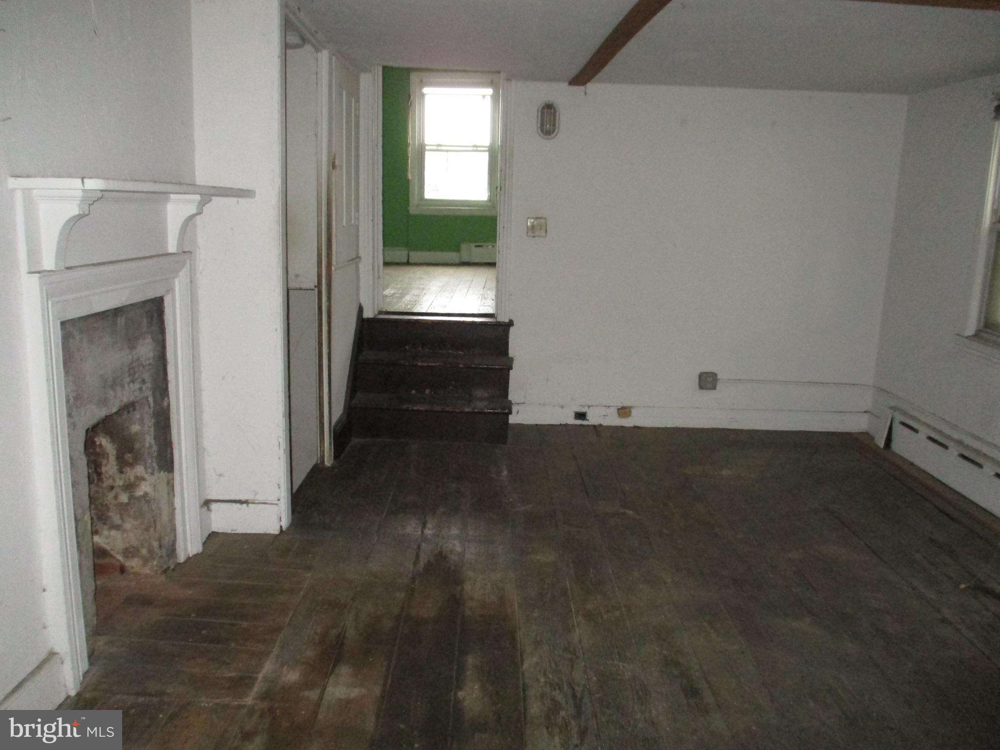 1124 Dunton Street Philadelphia, PA 19123 - Photo 11 of 16 3rd Floor Middle Bedroom