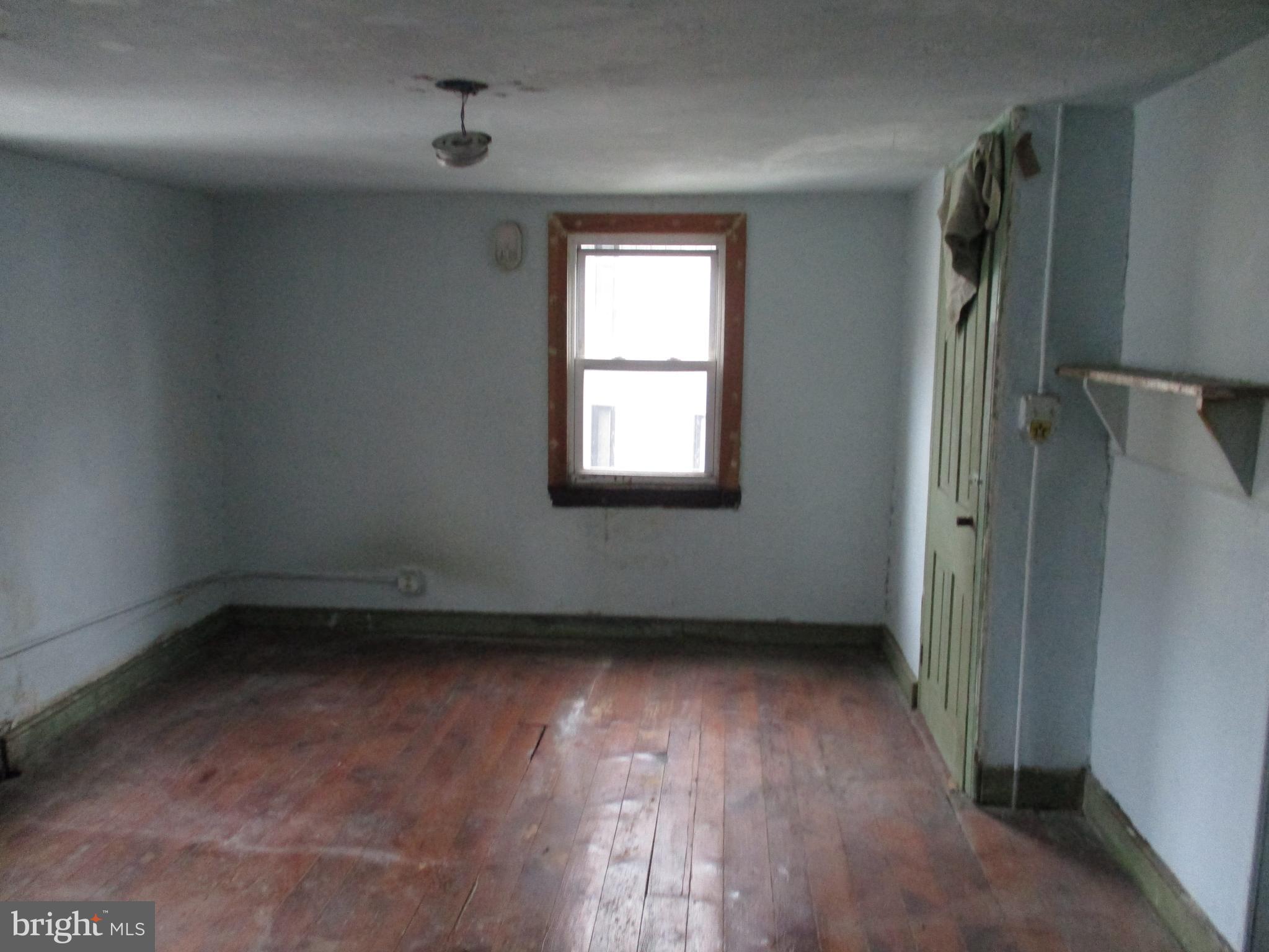 1124 Dunton Street Philadelphia, PA 19123 - Photo 12 of 16 3rd Fl. Rear Bedroom & 3rd floor of Trinity