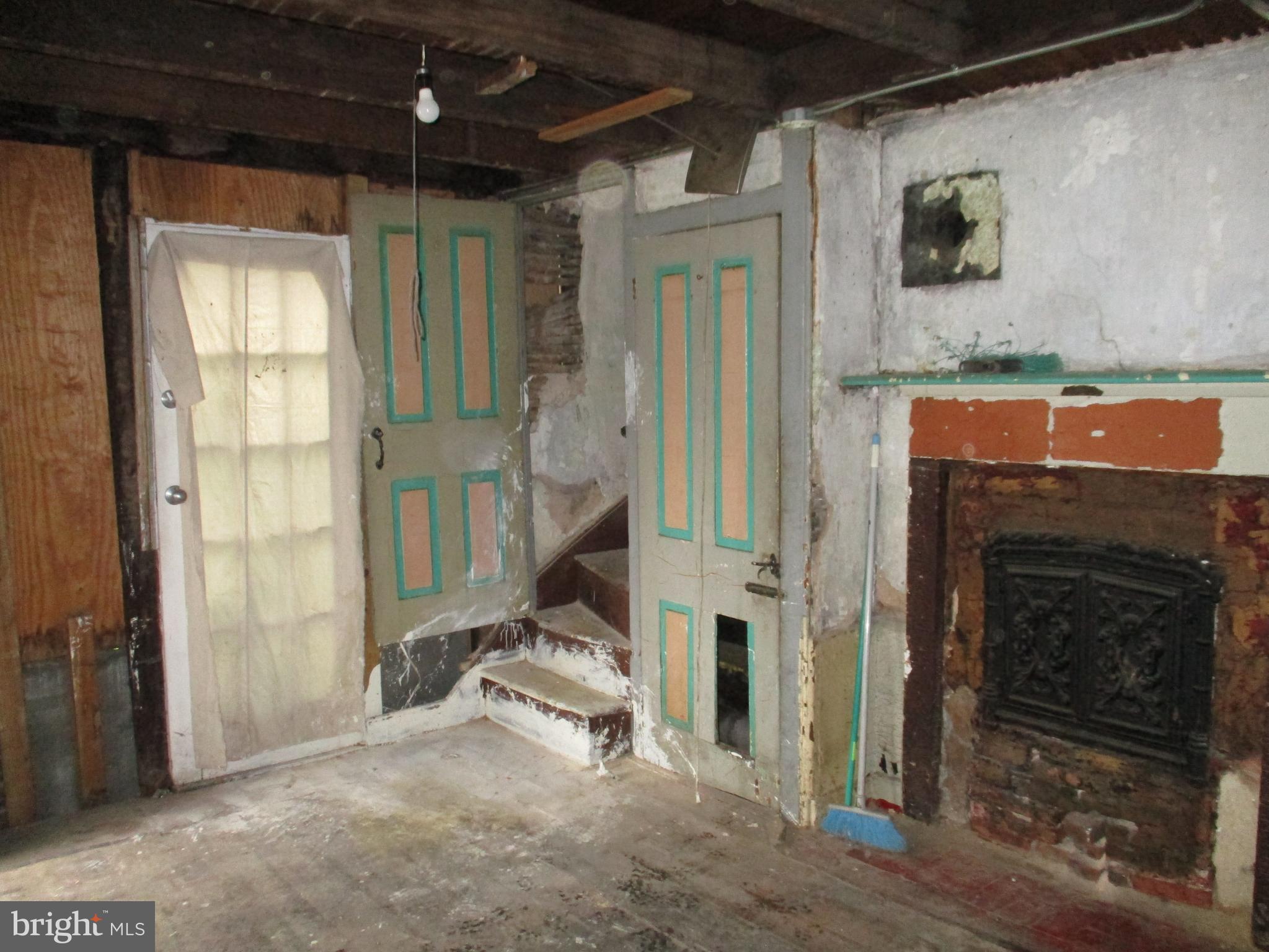 1124 Dunton Street Philadelphia, PA 19123 - Photo 14 of 16 1st Floor of the Rear Trinity