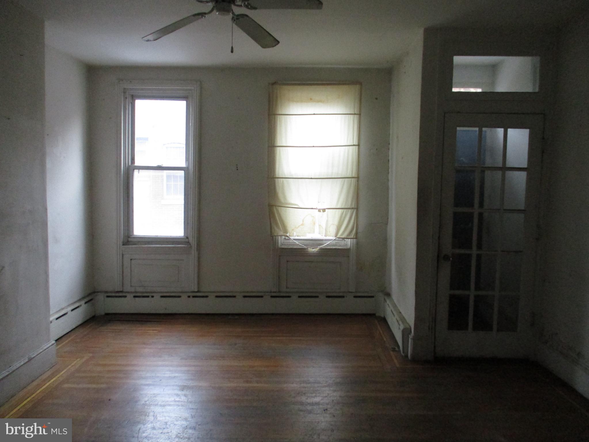 1124 Dunton Street Philadelphia, PA 19123 - Photo 4 of 16 Living Room