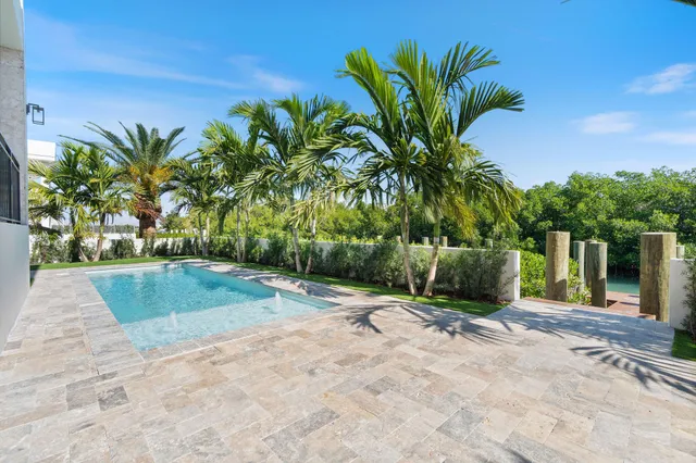 $5,750,000 | 230 15th Circle, Key Colony Beach, FL 33051