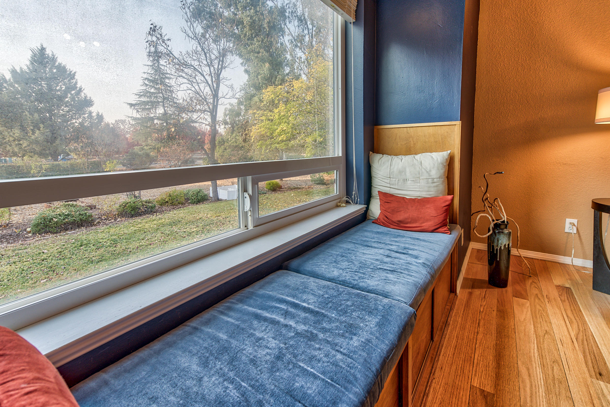 732 Gibralter Road Redding, CA 96003 - Photo 11 of 59 Built In Window Seat