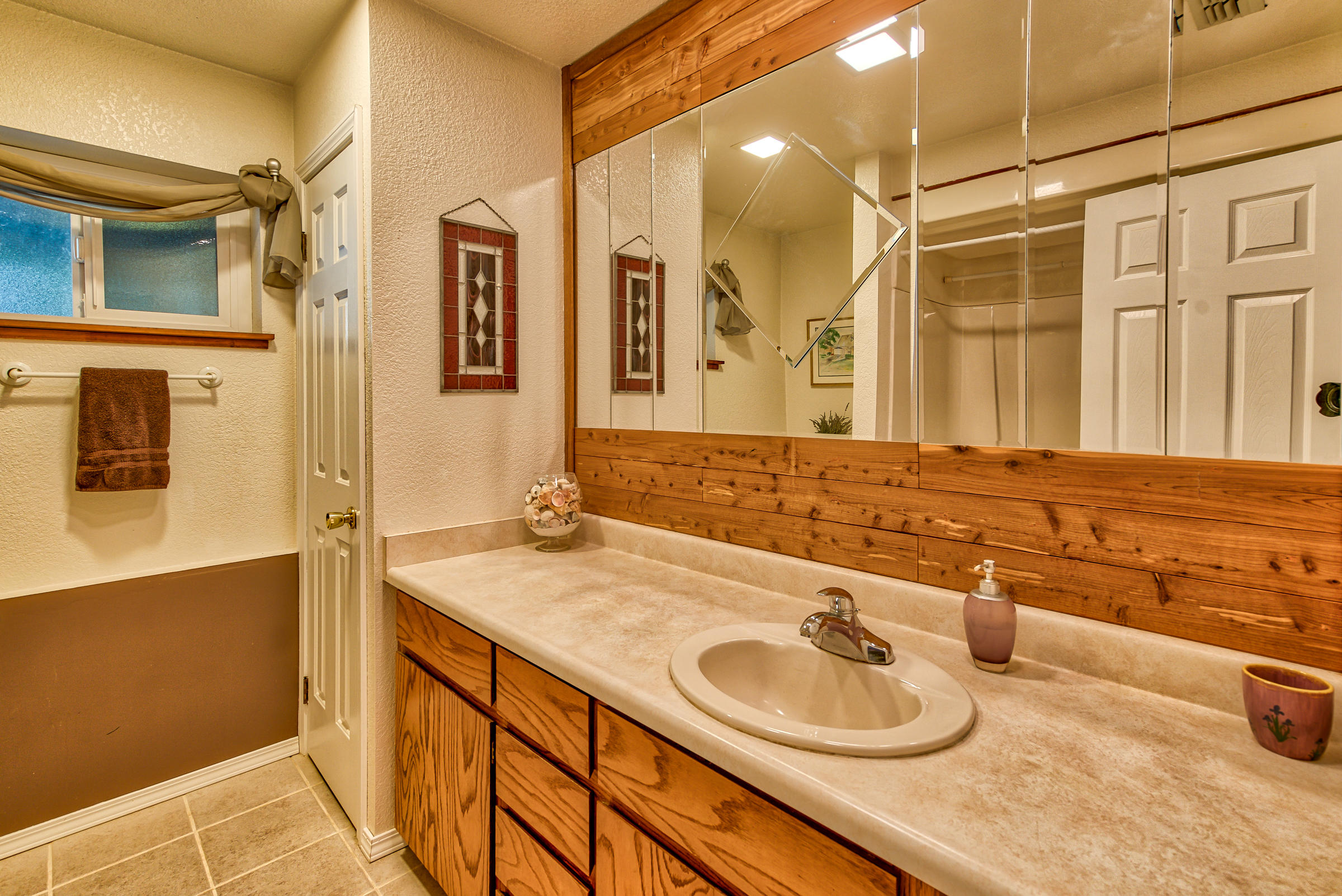 732 Gibralter Road Redding, CA 96003 - Photo 29 of 59 Guest Bathroom